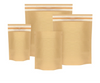 Pochettes kraft à double bande adhésive pour envois et retours. Ouverture facile prédécoupée. Disponibles en 4 formats pour e-commerce et logistique.