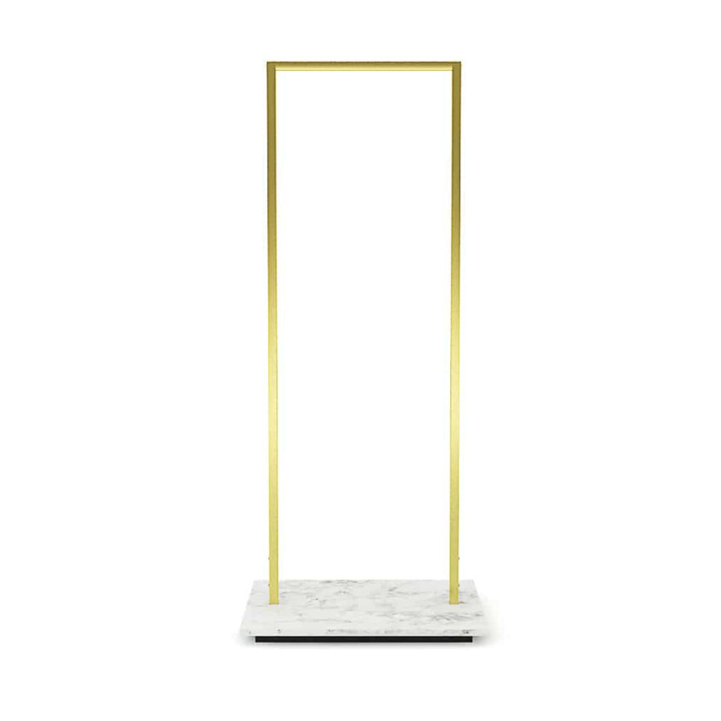 Portant à vêtements au design minimaliste, structure en métal or et base en mélaminé marbre blanc
