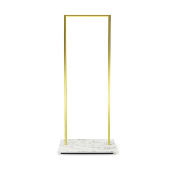 Portant à vêtements au design minimaliste, structure en métal or et base en mélaminé marbre blanc