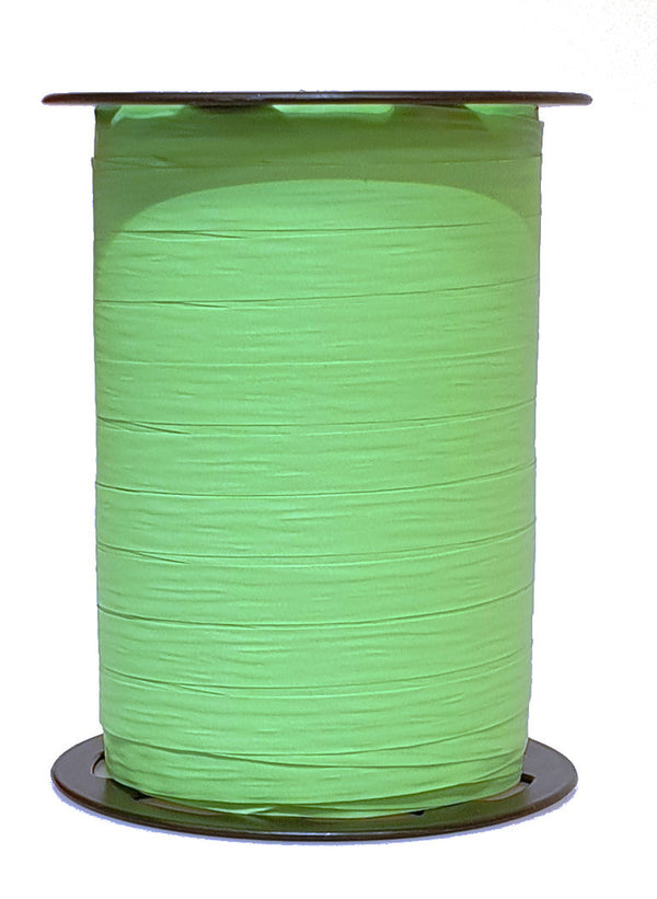 Bobine de crépon amande mat 250 m, souple et résistante. Idéale pour fleuristes, emballages cadeaux, décorations et présentations.