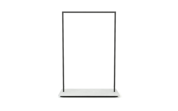 DittaDisplay Retail solutions portant fixe en métal brut de haute qualité avec socle en matériau mélaminé couleur blanc mat fester Träger aus hochwertigem, unbehandeltem Metall mit Sockel aus melaminharzbeschichtetem Material in der Farbe mattweiß high quality raw metal stand with white matte melamine base