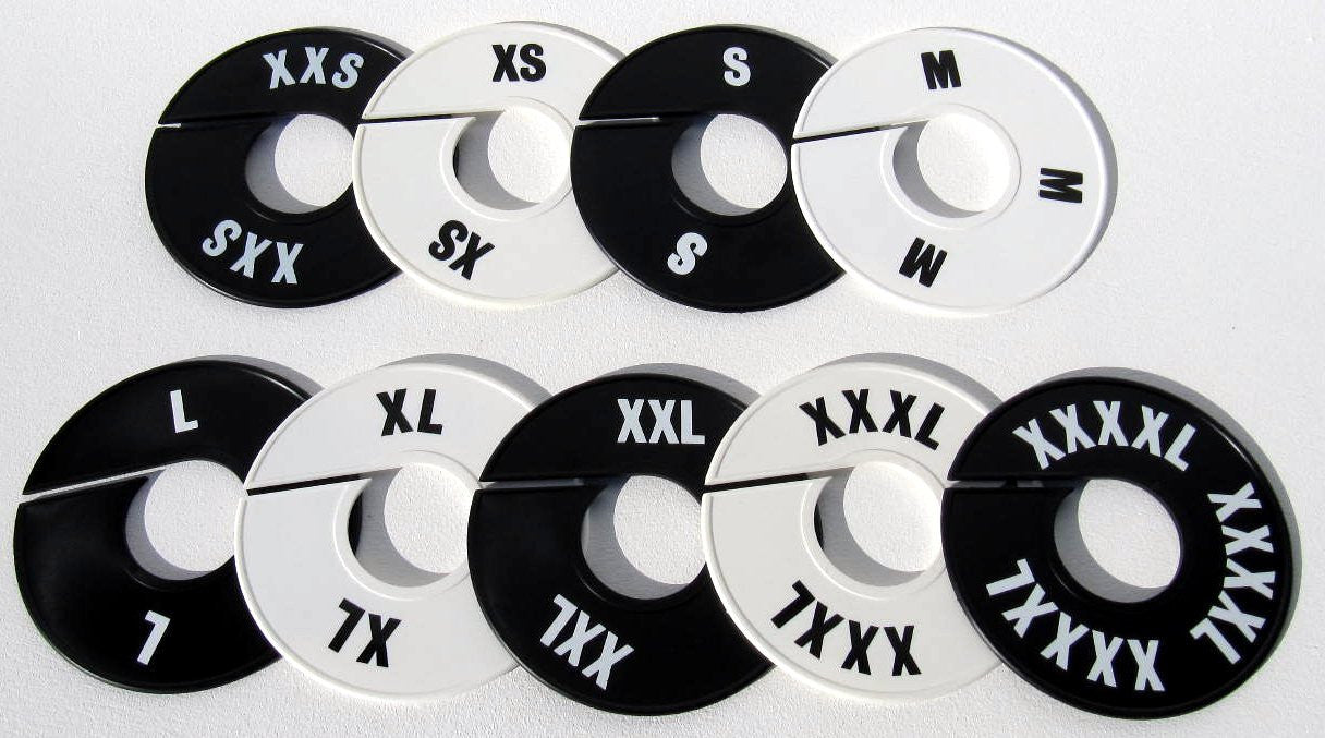 Rondelles de séparation blanche avec indication des tailles XXS à XXXXL, idéales pour portants et barres penderies afin de faciliter l’organisation des vêtements en boutique