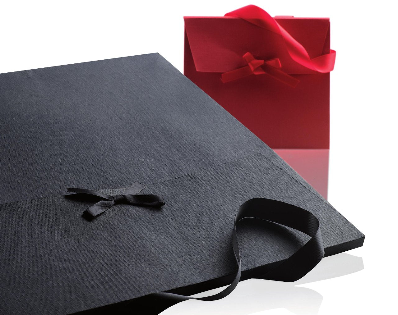 Sac cadeau en papier avec ruban, élégant et pratique pour emballages cadeaux en boutique – plusieurs formats et couleurs disponibles