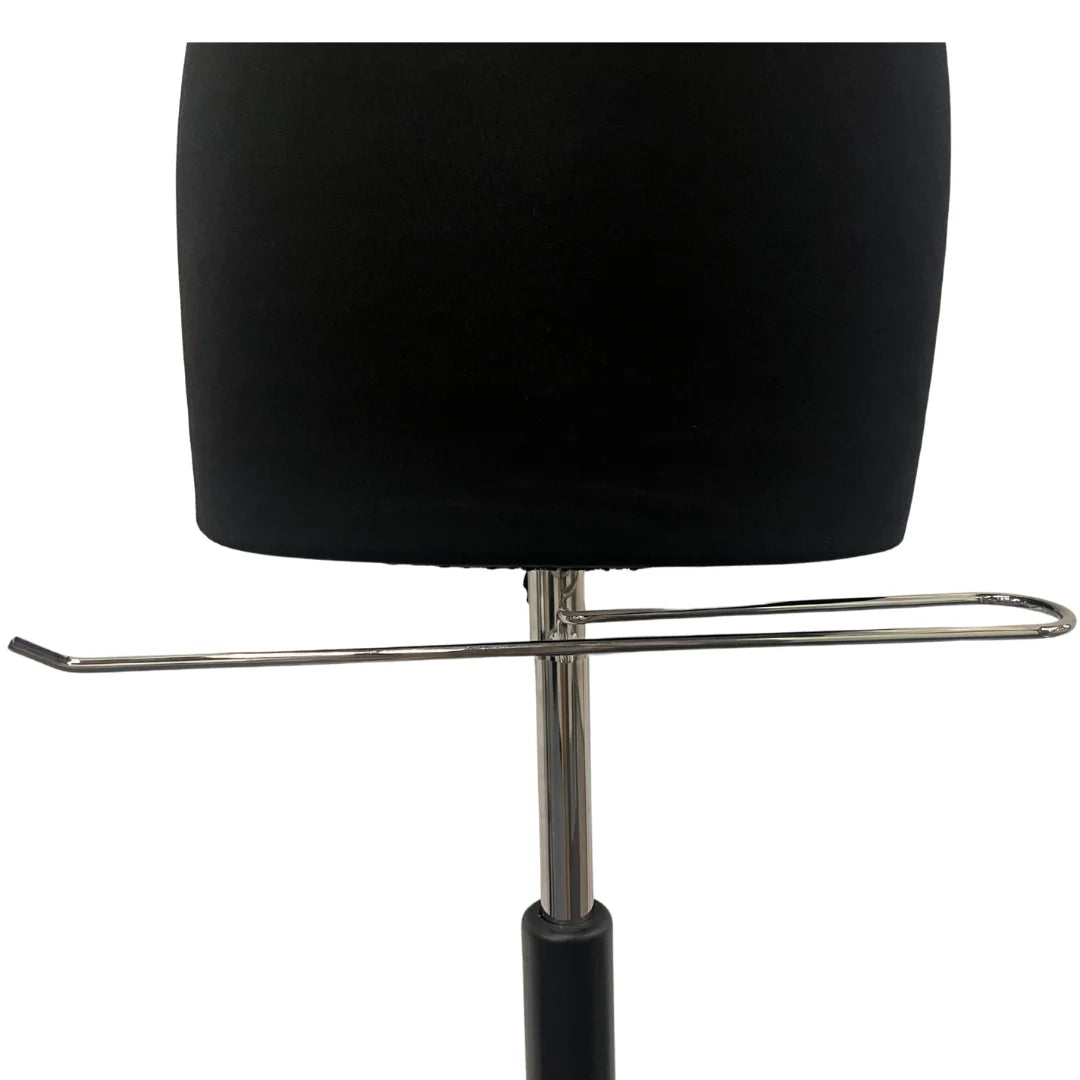 Adaptateur de suspension pour accrocher un pantalon plié sous un buste d'exposition professionnel