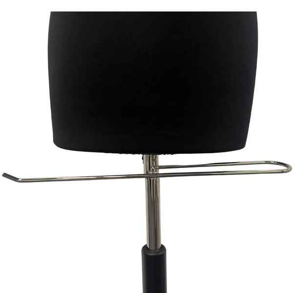 Adaptateur de suspension pour accrocher un pantalon plié sous un buste d'exposition professionnel