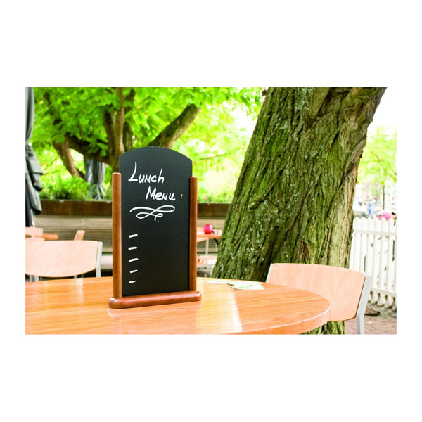 Ardoise de table marron foncé en situation dans un restaurant ou café, posée sur table