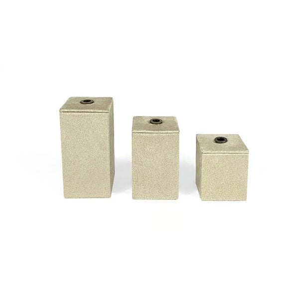 Set mit 3 Schmuckdisplay-Blöcken aus naturfarbenem Velourslederimitat mit integrierten Ösen, modulierbare Höhen