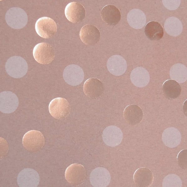Détail du motif pois blanc et or métallisé imprimé à chaud sur boîte cadeau kraft 350g
