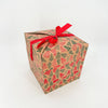 Boîte cube en kraft décor sapins rouges et verts métallisés pour emballage cadeau