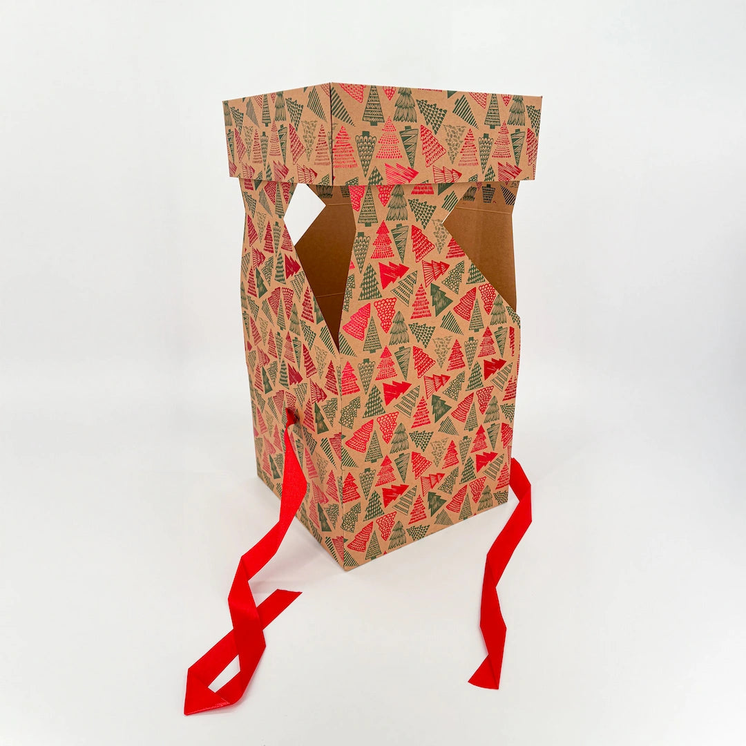 Boîte cube en kraft décor sapins rouges et verts métallisés pour emballage cadeau