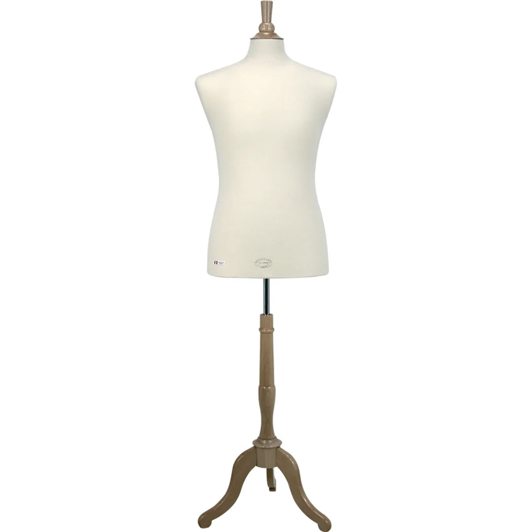 Buste de couture homme Vendôme avec trépied bois naturel et housse jersey écru, pour boutique de mode masculine
