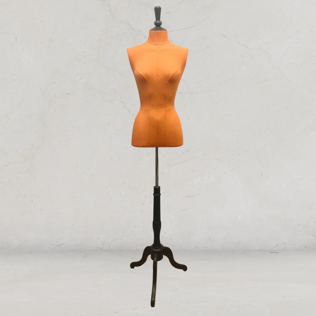 Buste mannequin en toile bisonne coloris orange sur trépied bois anthracite — présentation boutique