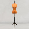 Buste mannequin en toile bisonne coloris orange sur trépied bois anthracite — présentation boutique