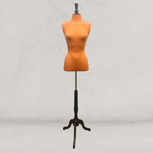 Buste mannequin en toile bisonne coloris orange sur trépied bois anthracite — présentation boutique