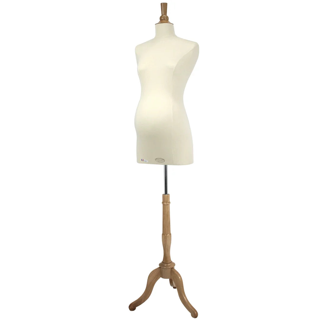 Buste de couture femme enceinte Vendôme sur base trépied en bois, housse jersey coton écru, silhouette maternité professionnelle