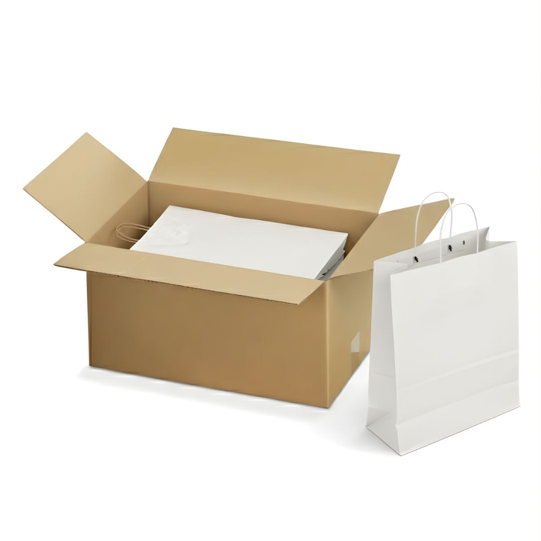 Carton de sacs kraft blancs avec poignées torsadées, disponibles en 7 formats. Élégants et robustes, parfaits pour boutiques, traiteurs et commerces de proximité.