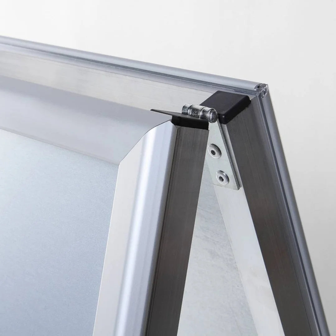 Chevalet publicitaire aluminium éloxé format A2, coins biseautés, vue de profil