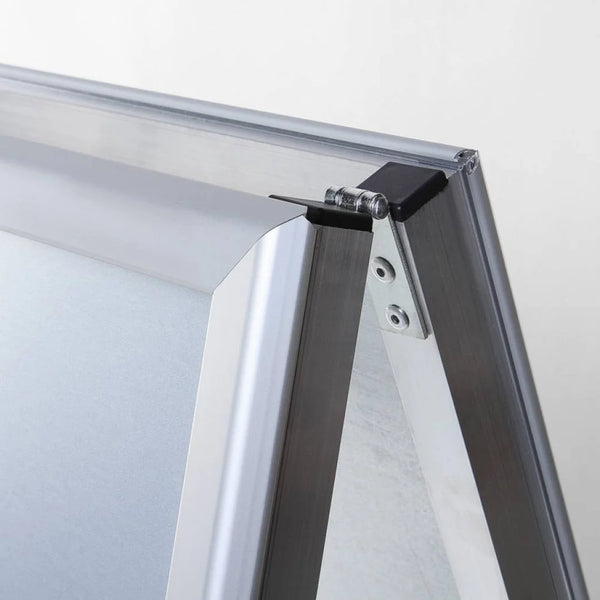 Chevalet publicitaire aluminium éloxé format A2, coins biseautés, vue de profil