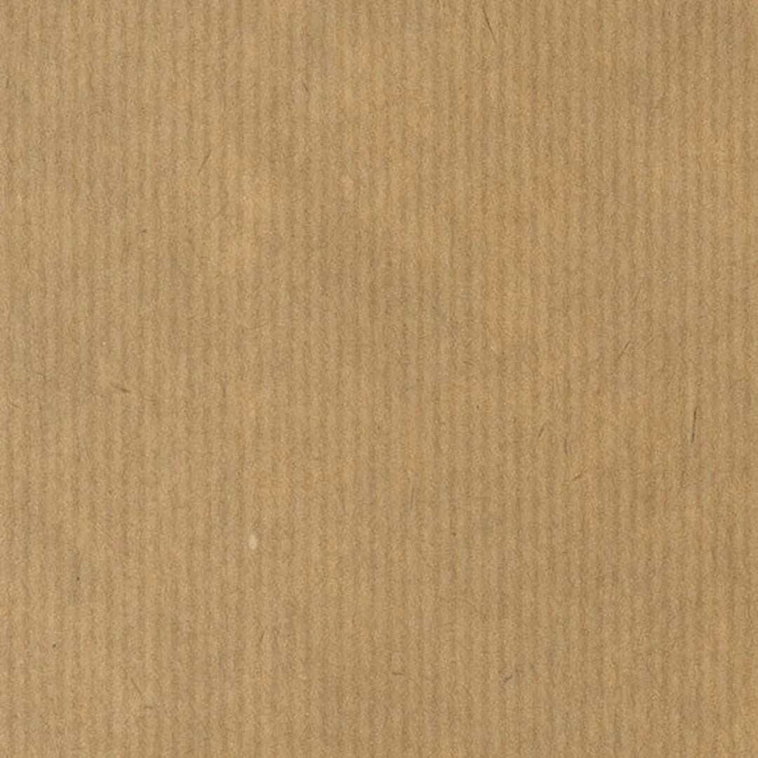 Détail texture vergée du papier kraft brun pour emballage cadeau en magasin