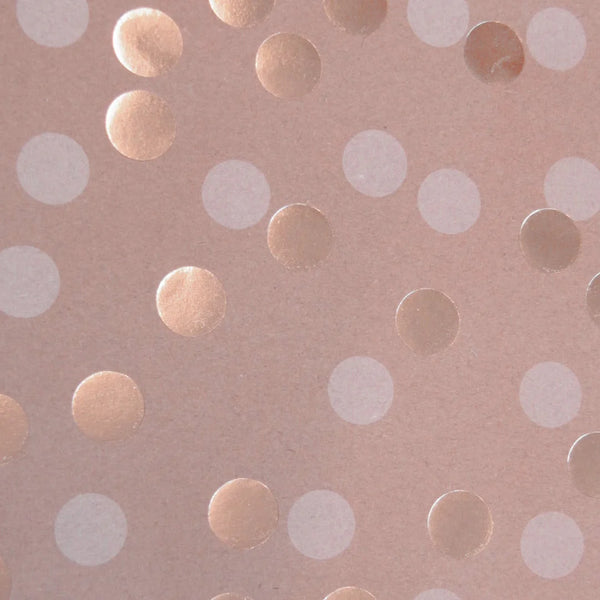 Détail du motif pois blanc et or métallisé brillant sur boîte cadeau kraft 400g