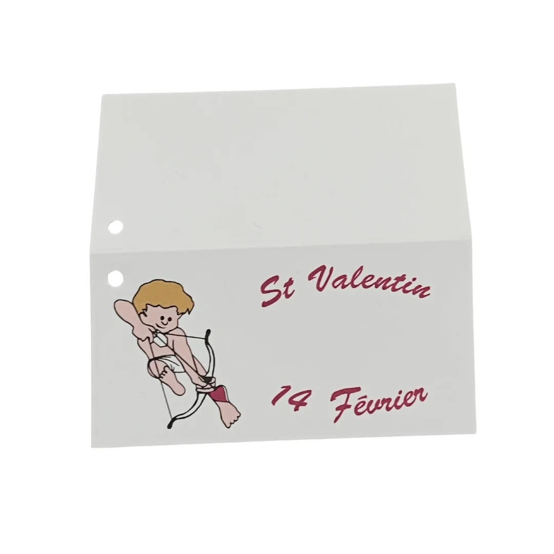 Étiquette carton Saint-Valentin pliée en deux, vue du système double face et du trou latéral