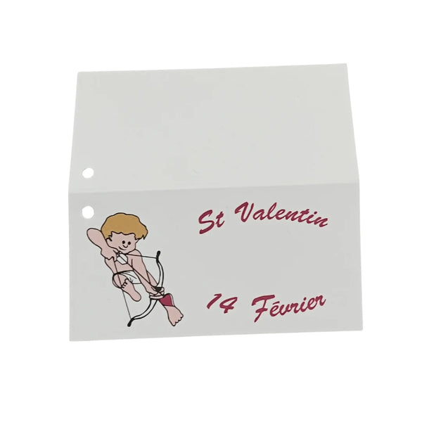 Étiquette carton Saint-Valentin pliée en deux, vue du système double face et du trou latéral