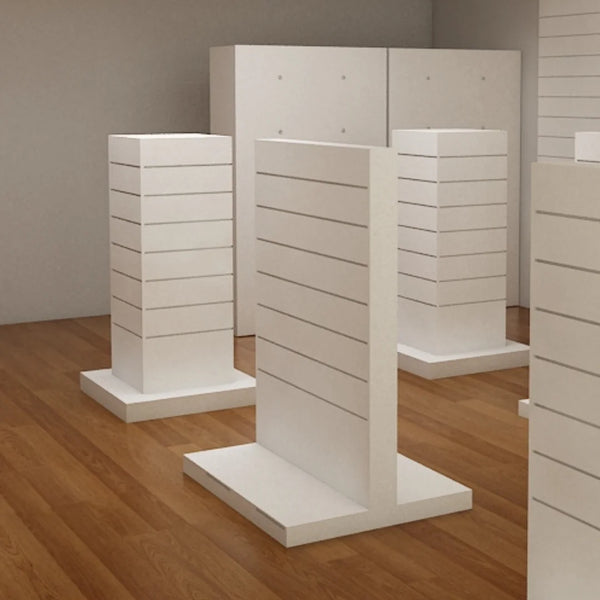Détail des panneaux rainurés de la gondole cube, compatibles accessoires de présentation