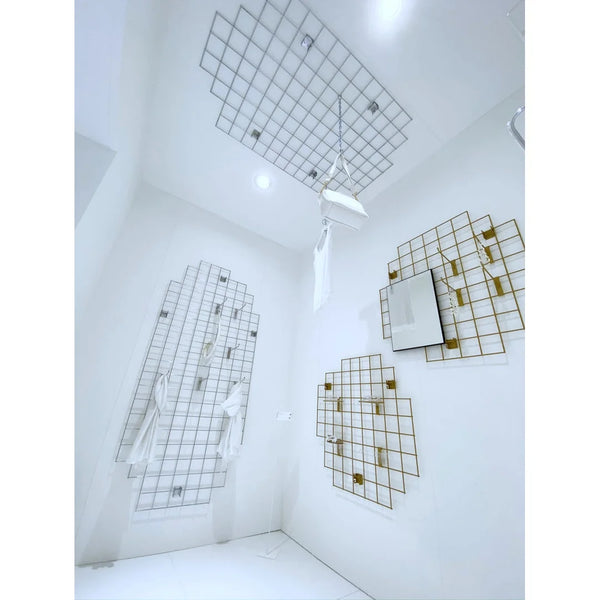 Détail de la maille 10 × 10 cm de la grille murale métal noir mat