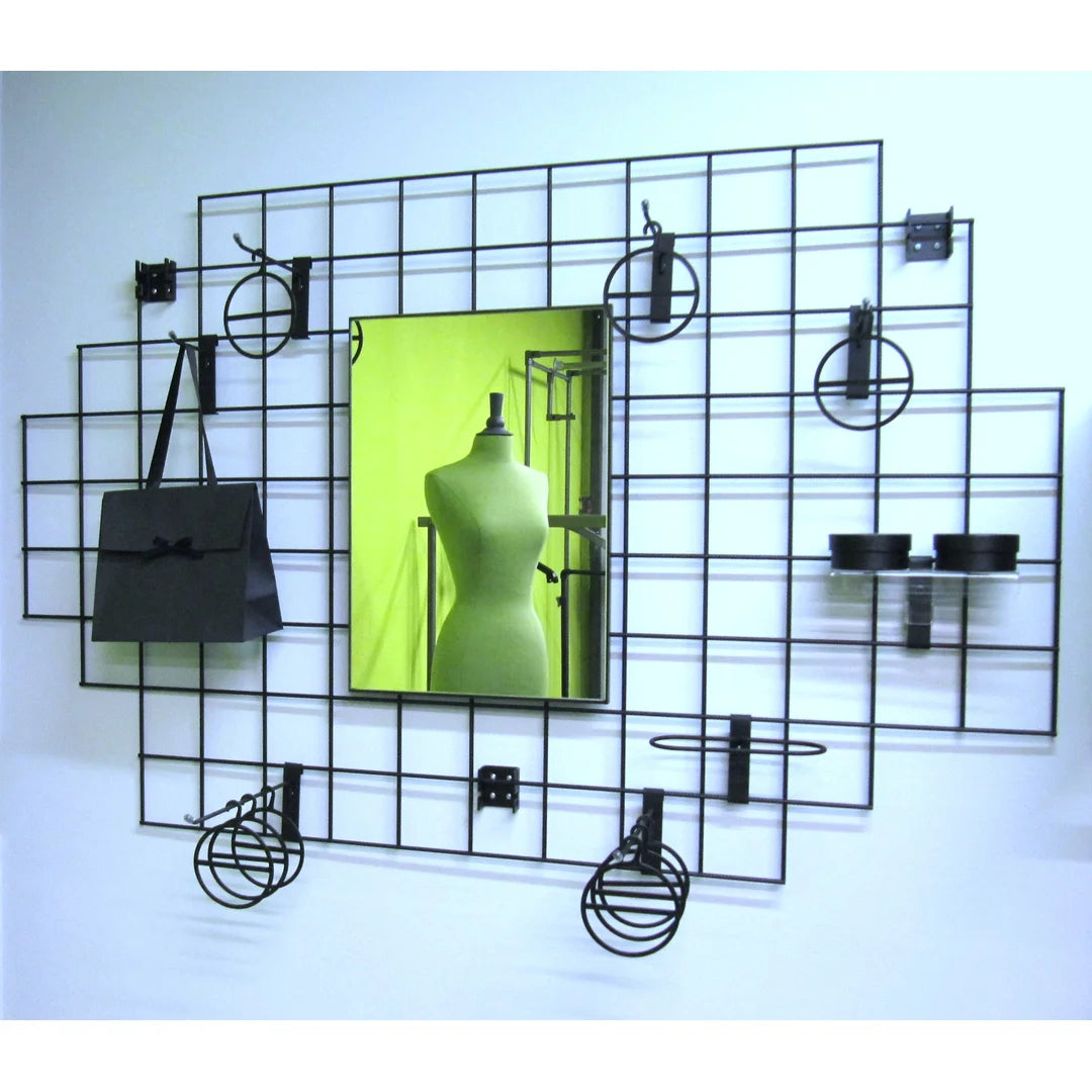 Grille métal noir mat en situation dans un magasin, style industriel