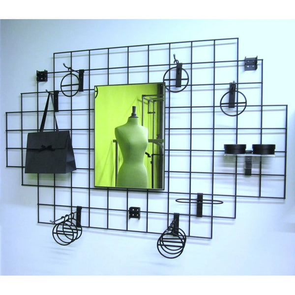 Grille métal noir mat en situation dans un magasin, style industriel