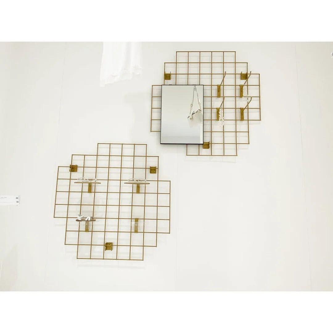 Miroir noir mat accroché sur panneau grille fer à béton – présentoir mural magasin