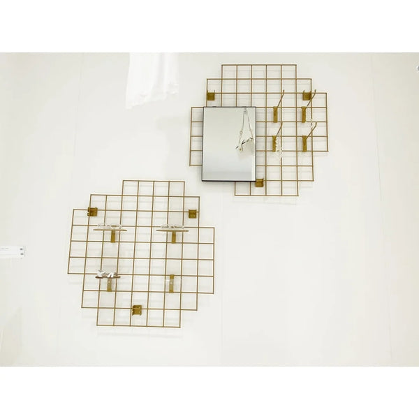 Miroir noir mat accroché sur panneau grille fer à béton – présentoir mural magasin