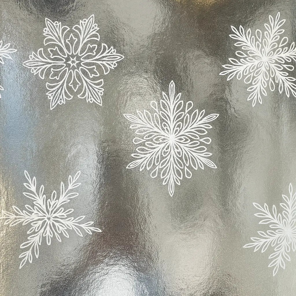 Rouleau papier cadeau de Noël, flocon blanc argent, largeur 0,7 m et longueur 100 m, motifs festifs variés, idéal pour emballages cadeaux professionnels en période de fêtes.