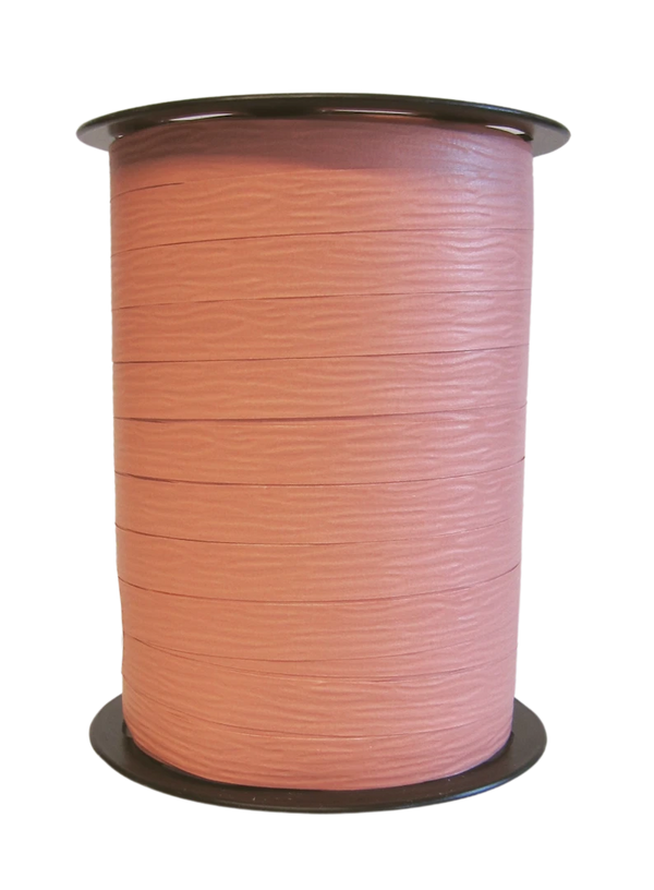 Bobine de crépon corail mat 250 m, souple et résistante. Idéale pour fleuristes, emballages cadeaux, décorations et présentations.