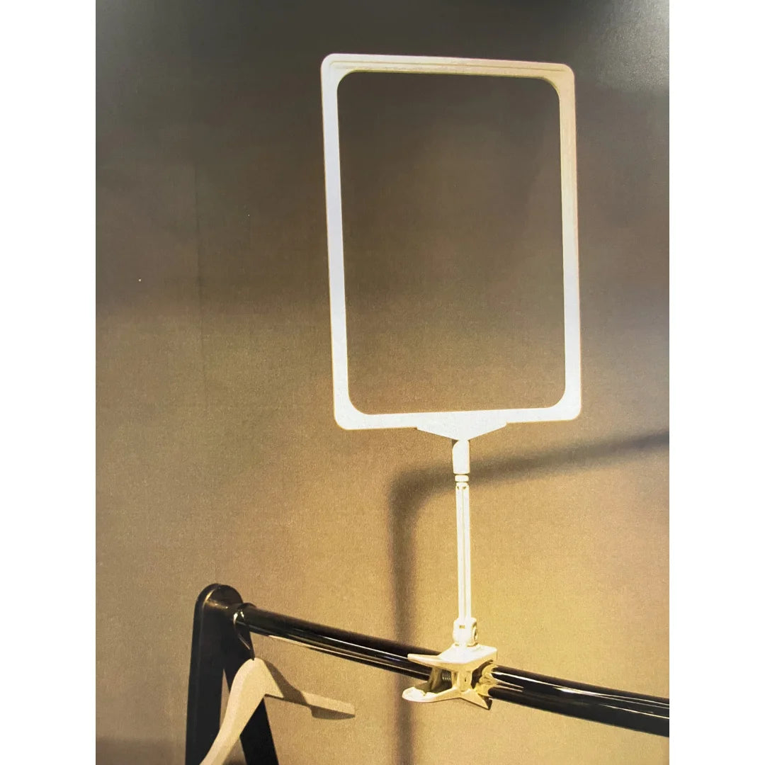 Détail pince blanche orientable pour cadre d'affichage en point de vente, dimensions 25 x 10 x 4 cm