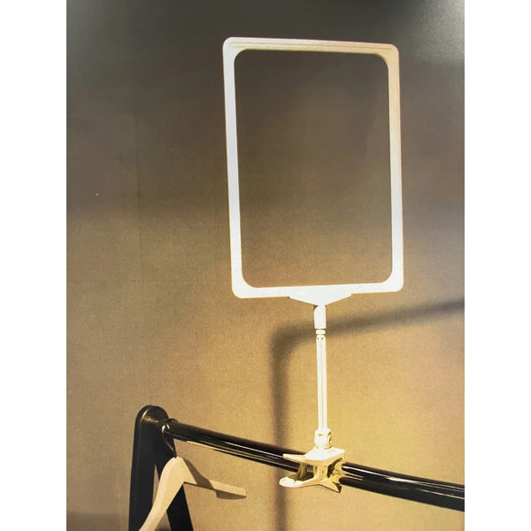 Détail pince blanche orientable pour cadre d'affichage en point de vente, dimensions 25 x 10 x 4 cm