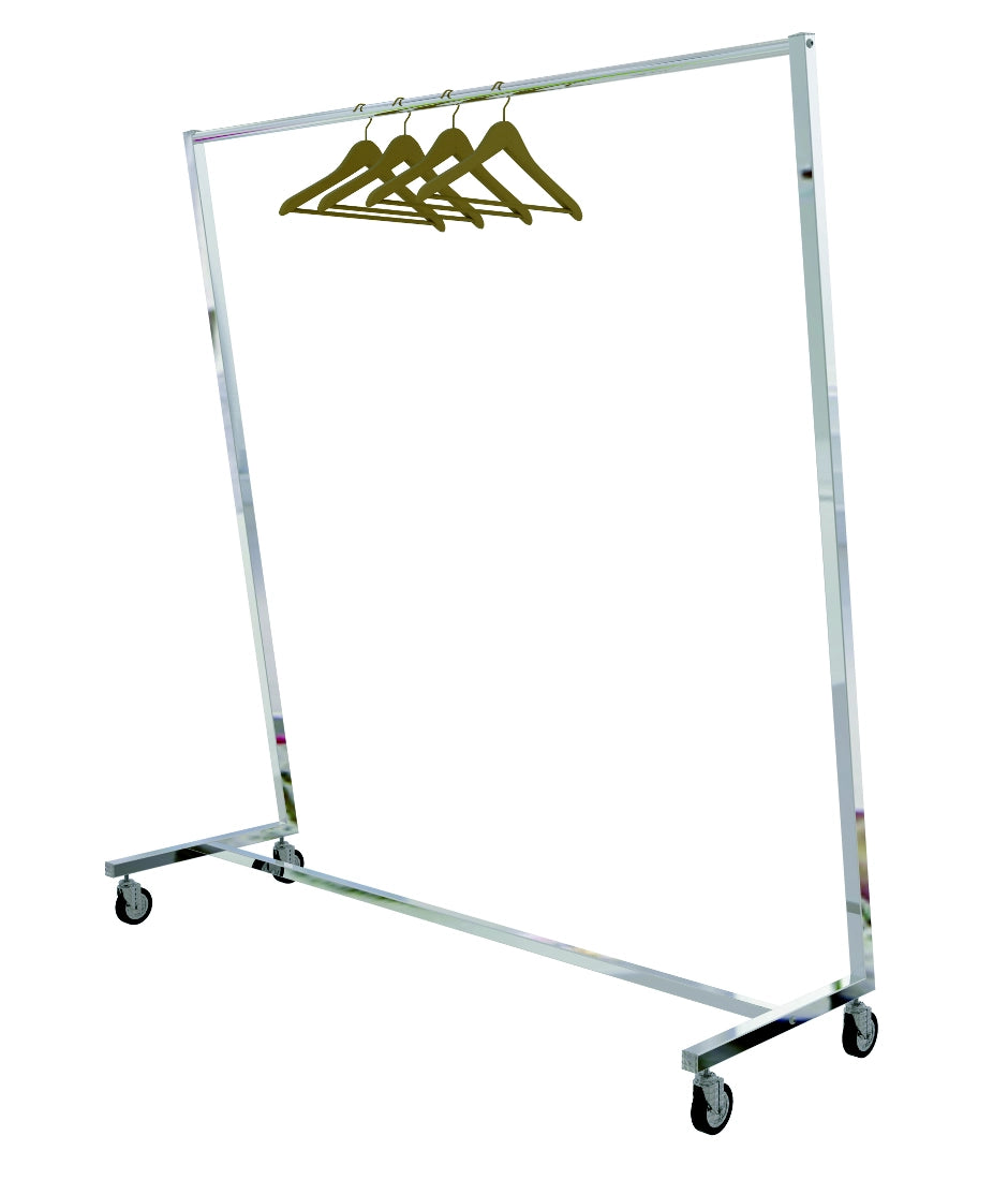 Portant en L oblique sur roues en métal noir mat ou chromé, design incliné pour boutiques et showrooms