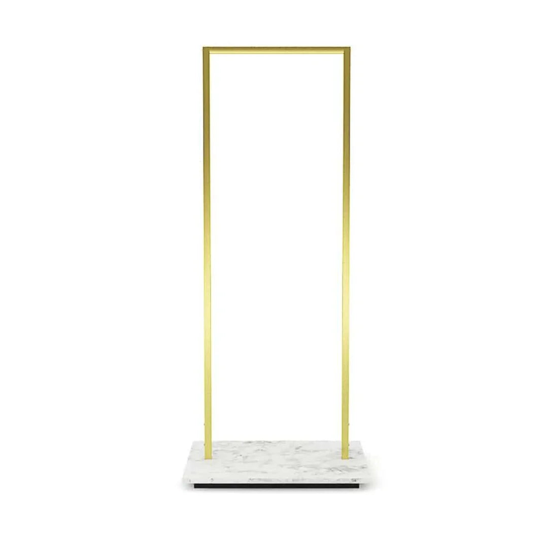 Portant vêtements design finition métal doré avec socle mélaminé aspect marbre — boutique haut de gamme
