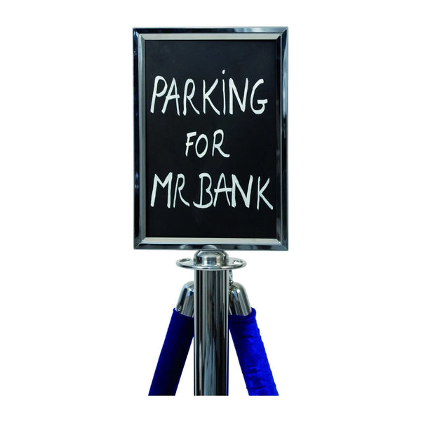 Détail du porte-affiche A4 chrome avec vis de fixation pour poteau de guidage