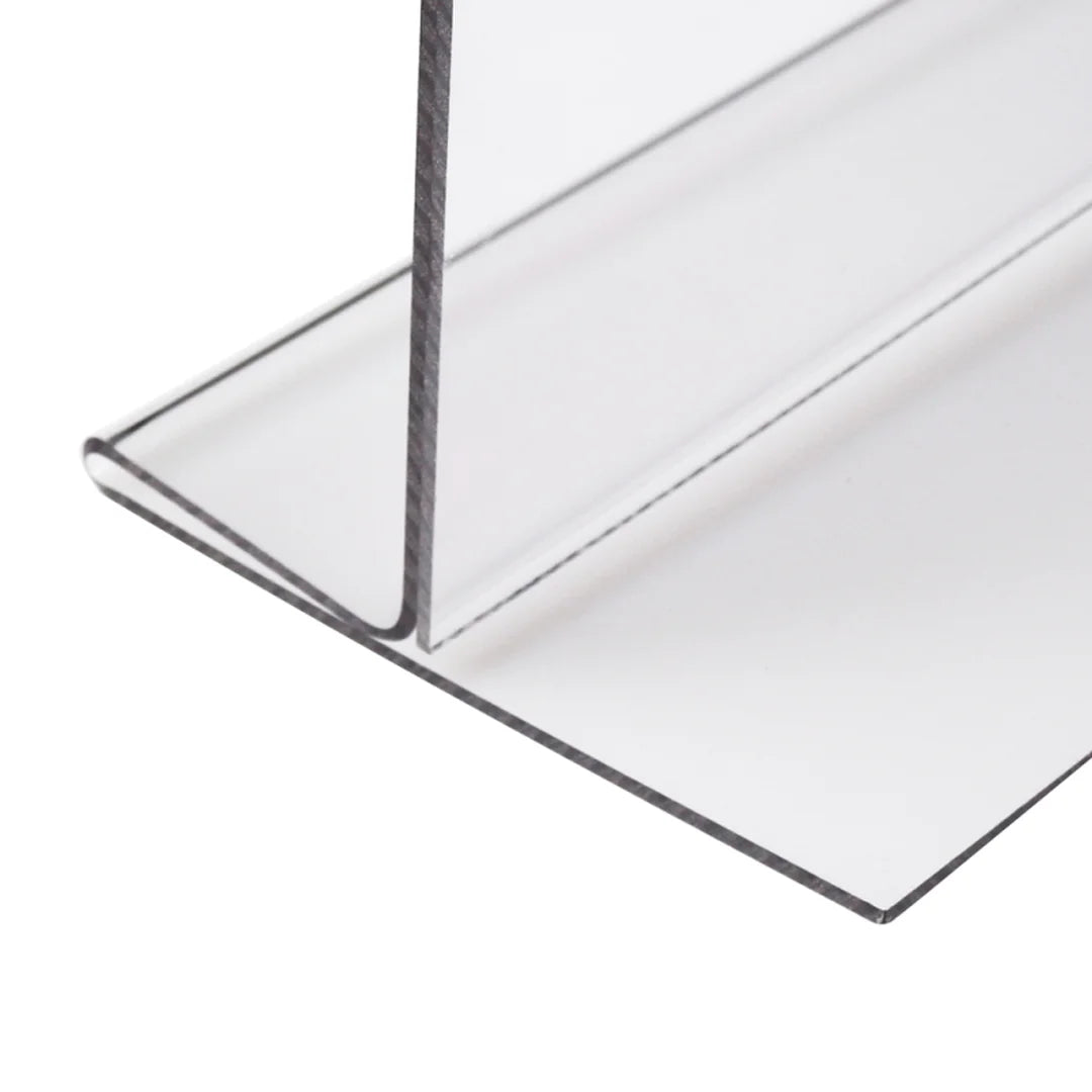 Détail du coin d'un présentoir acrylique transparent double face — finition soignée 2 mm