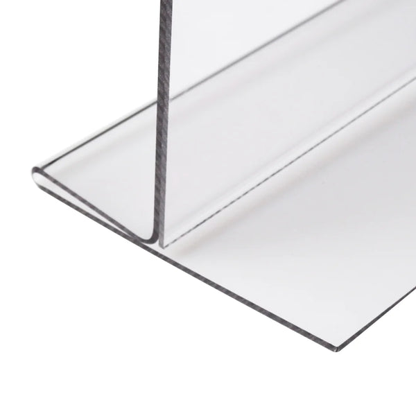 Détail du coin d'un présentoir acrylique transparent double face — finition soignée 2 mm