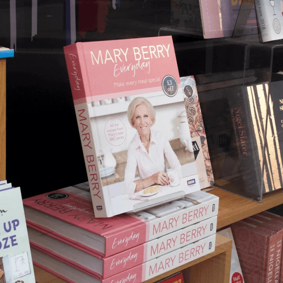 Présentoir à livre en acrylique transparent avec butée, posé sur comptoir de magasin