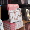 présentoir à livre en acrylique transparent élégant et stable pour mettre en valeur ouvrages, brochures ou petits objets en vitrine ou sur comptoir