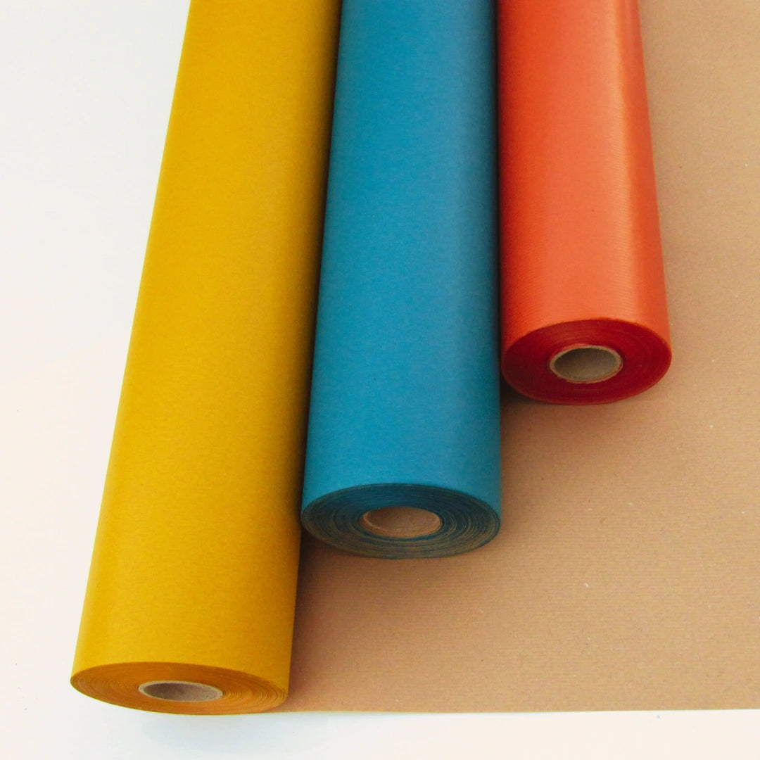 Rouleau de papier couleur kraft brun naturel 60 g/m², recyclable et solide, idéal pour emballage cadeau, fleuristes, traiteurs et commerces de détail.