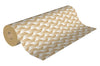 Rouleau de papier kraft brun à motifs chevron blanc imprimés, solide et recyclable, idéal pour emballage cadeau, fleuristes et commerces de détail.