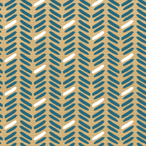 Rouleau de papier kraft brun à motifs chevrons bleu et blanc imprimés, solide et recyclable, idéal pour emballage cadeau, fleuristes et commerces de détail.