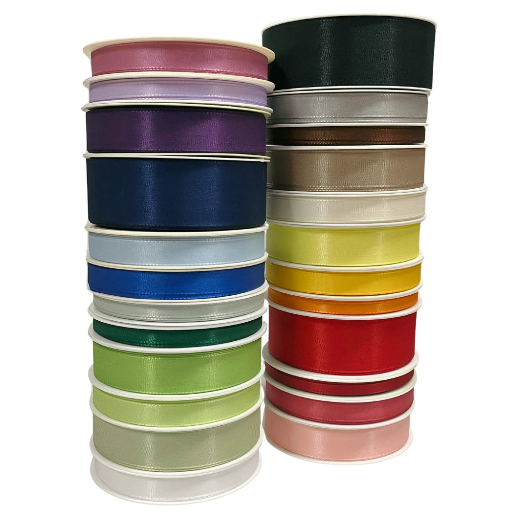 ruban taffetas en bobine de 50 m, disponible en 25 couleurs et 4 largeurs (8 / 15 / 25 / 40 mm). Idéal pour emballage décoratif, boutique, événements