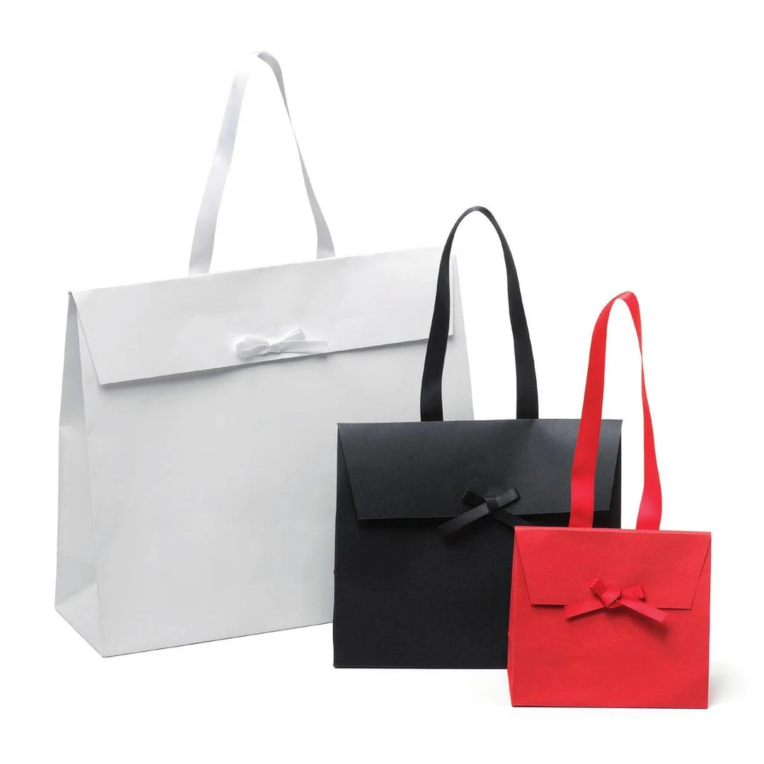 Sacs cadeau papier avec ruban en blanc, noir et rouge — emballage luxe pour boutiques et bijouteries