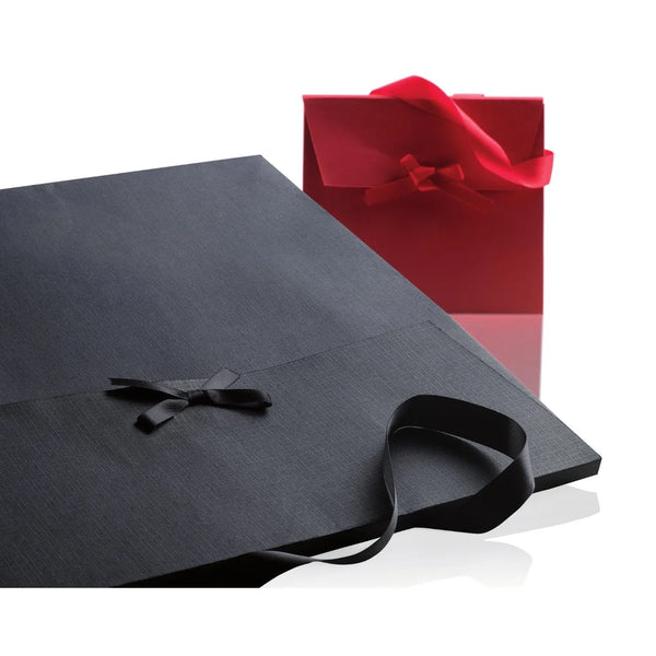 Détail poignée ruban et nœud décoratif pré-formé sur sac cadeau papier luxe