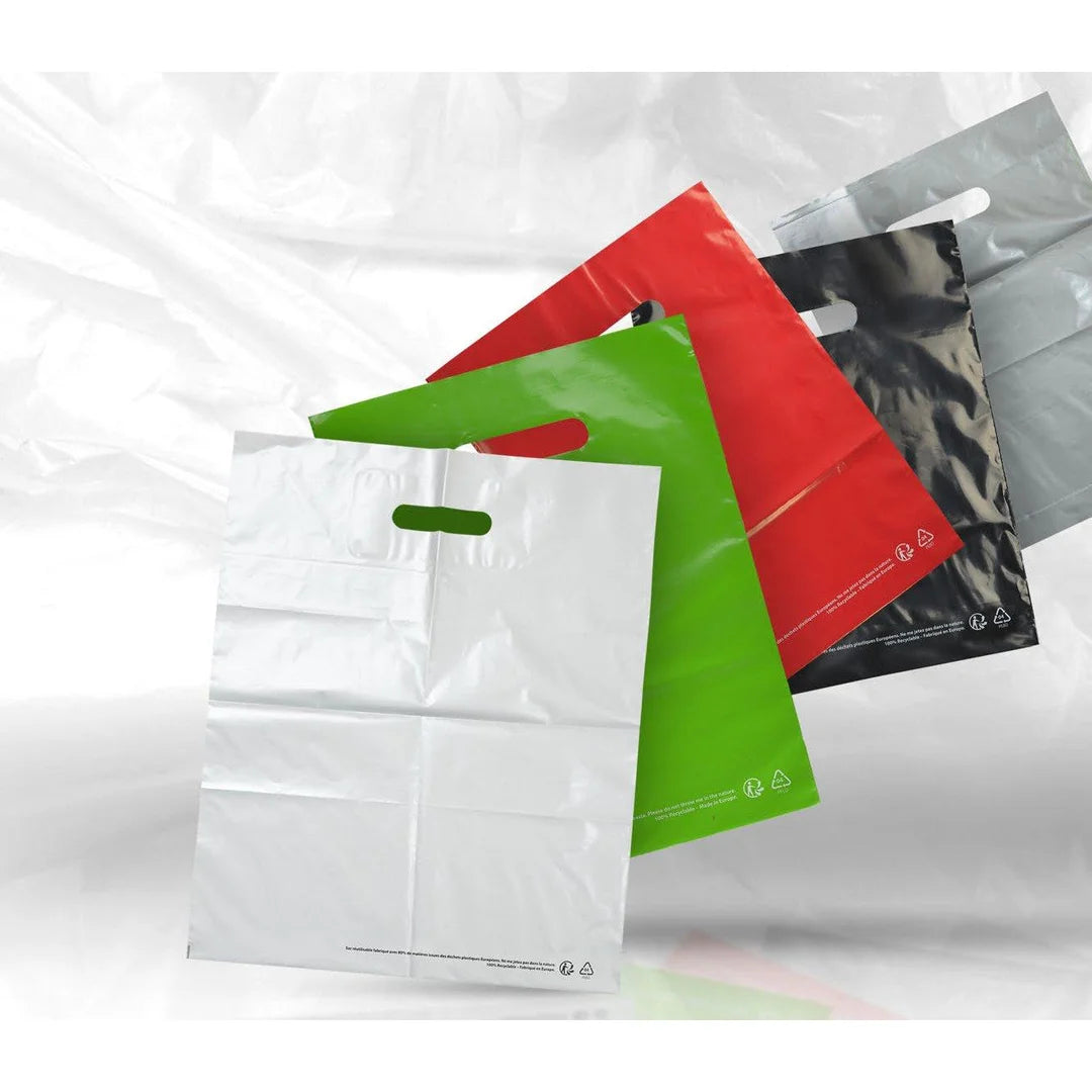 Sacs plastique 100 % recyclé pour commerce, poignées renforcées, disponibles en 6 formats et 5 couleurs